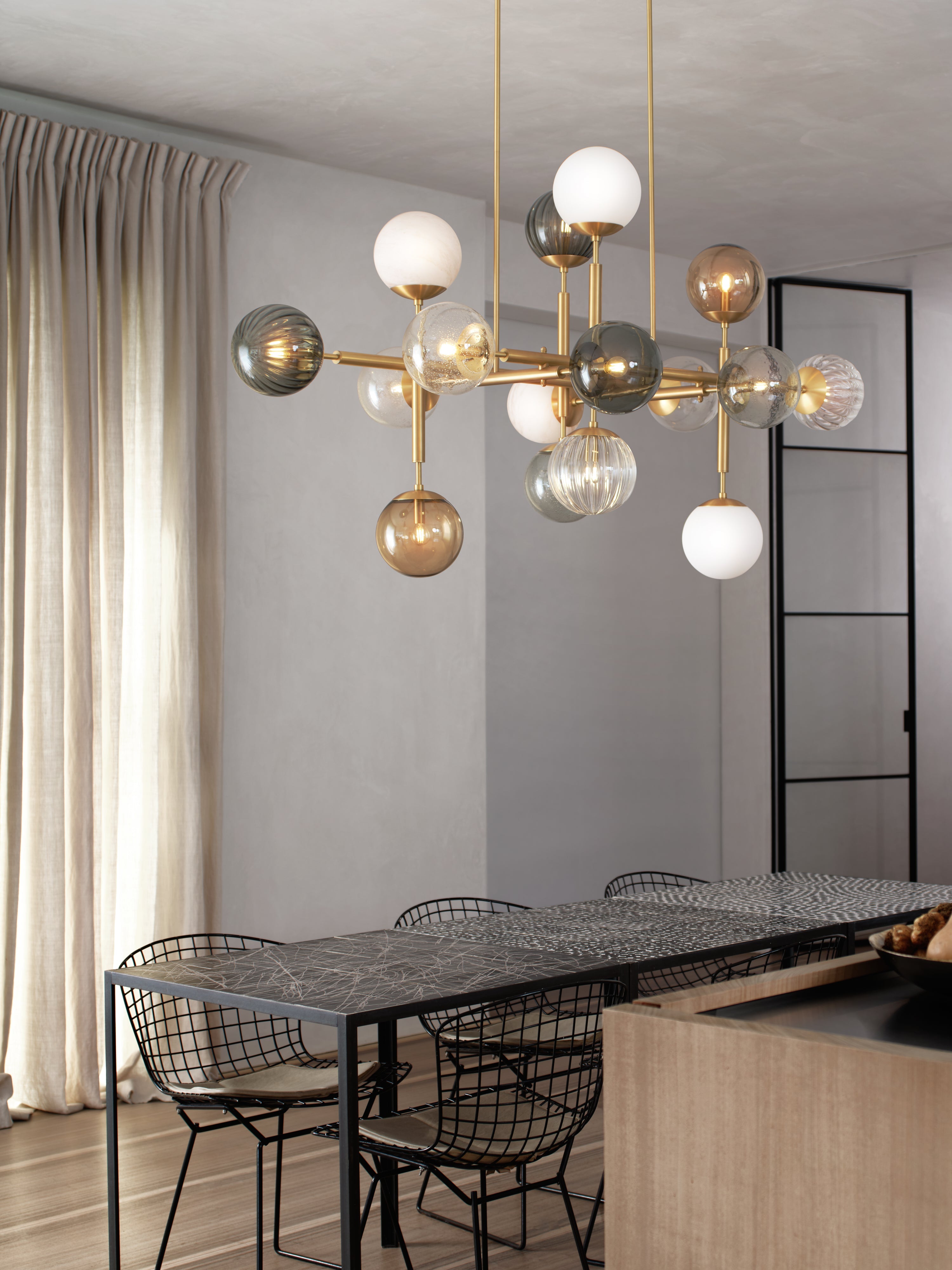 Schwung Riegel Globe Chandelier